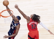 爱游戏在线-猛龙完胜勇士，欧文统治全场