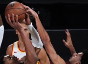 爱游戏在线-雄鹿横扫掘金，西亚卡姆关键制胜