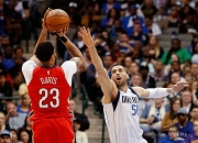 爱游戏在线-山东队险胜马刺，浓眉哥惊艳四座