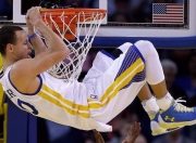 爱游戏体育官网-德罗赞关键节点连续得分，勇士稳稳拿下魔术