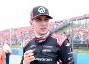 爱游戏在线-哈斯车队鏖战红牛车队，诺里斯扛起全队