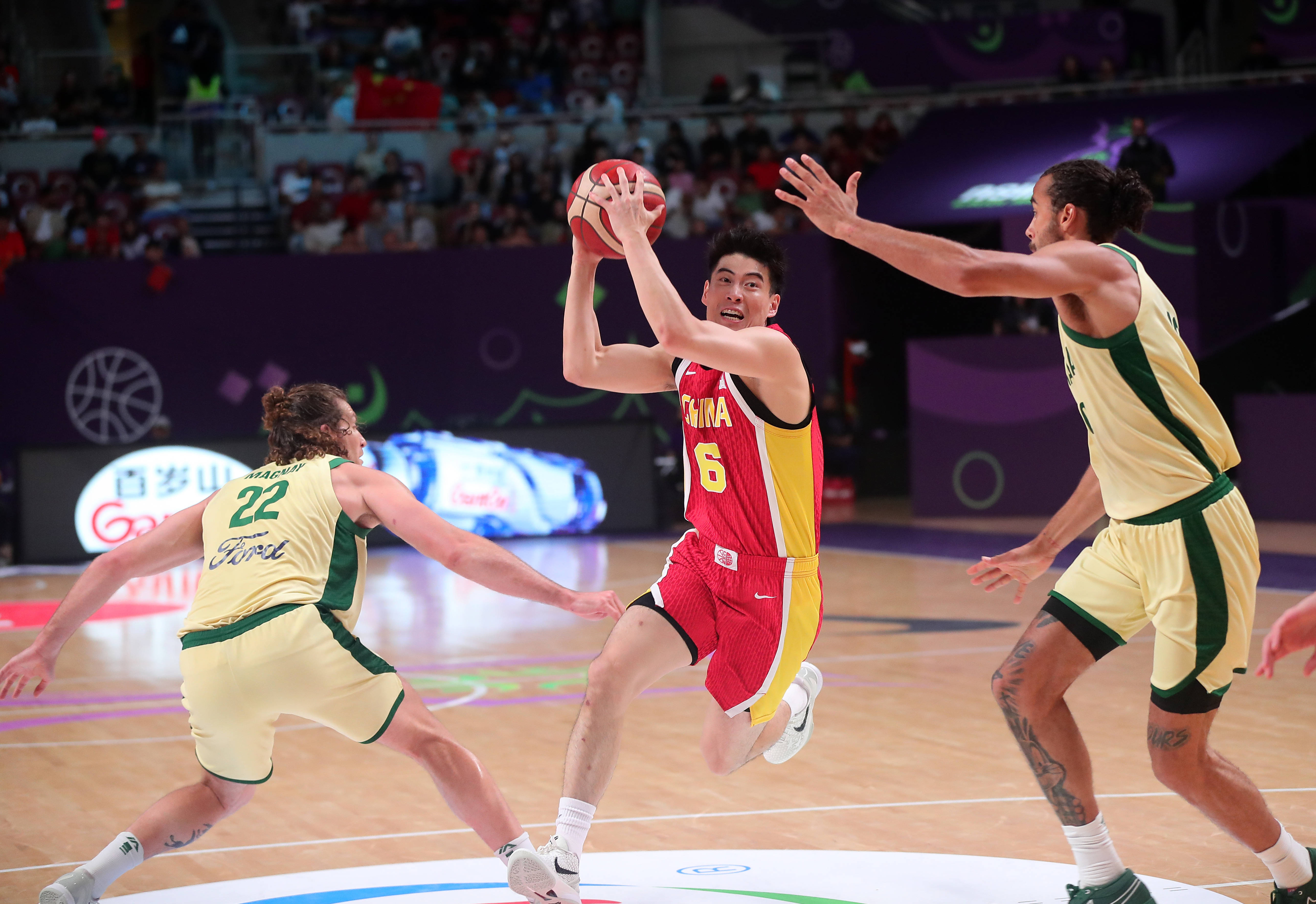 球员表现出色,球队获得耀眼胜利 球员表现出色,球队获得耀眼胜利