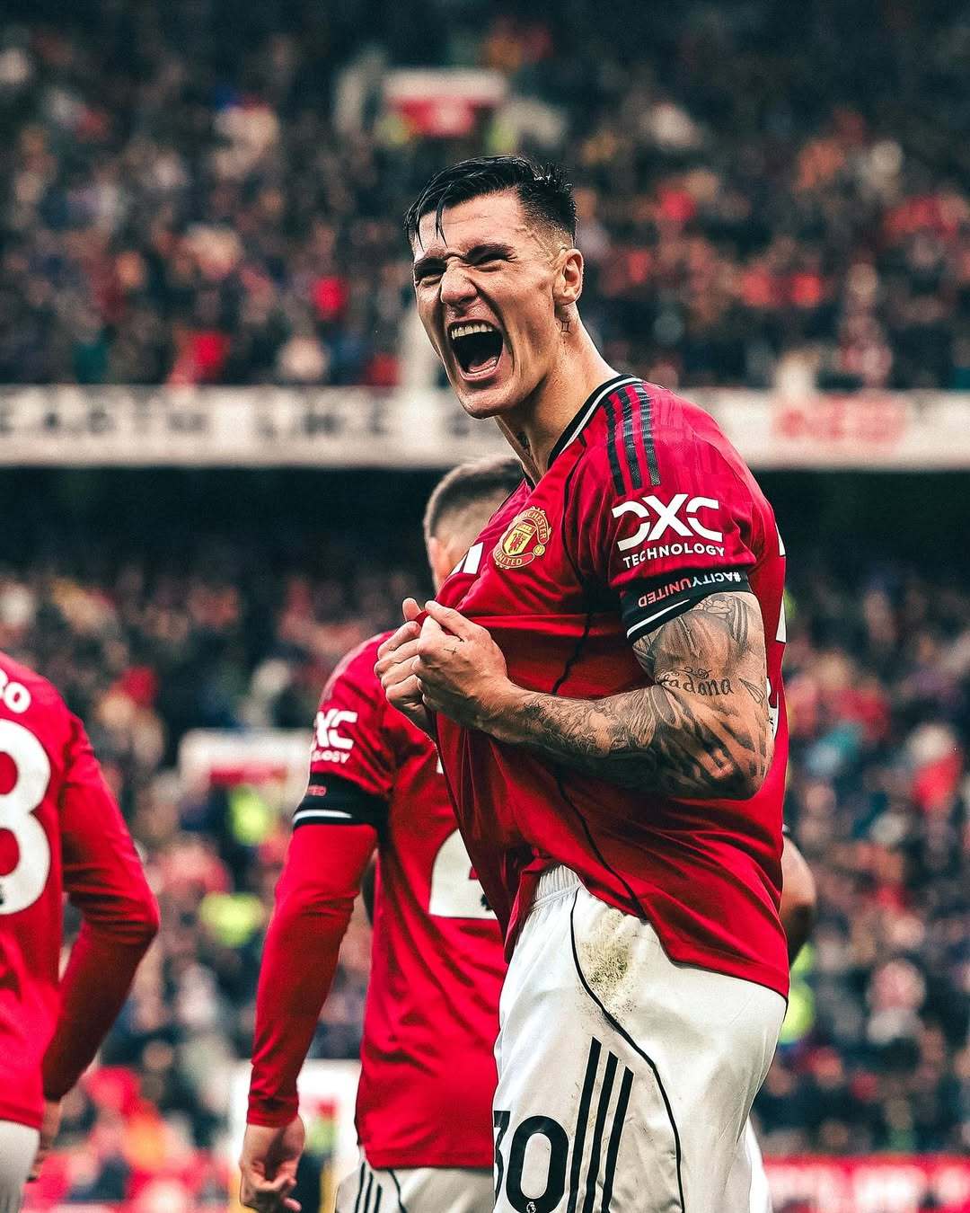 球员表现出色,球队获得耀眼胜利 球员表现出色,球队获得耀眼胜利