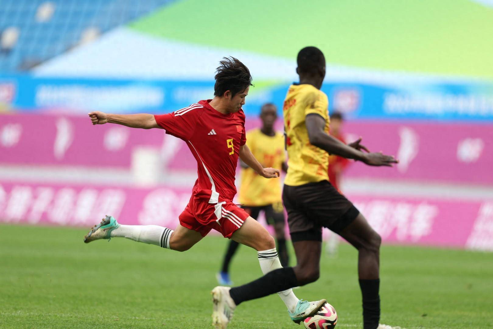 精彩足球大战悄然开启,中国队斗志昂扬 精彩足球大战悄然开启,中国队斗志昂扬